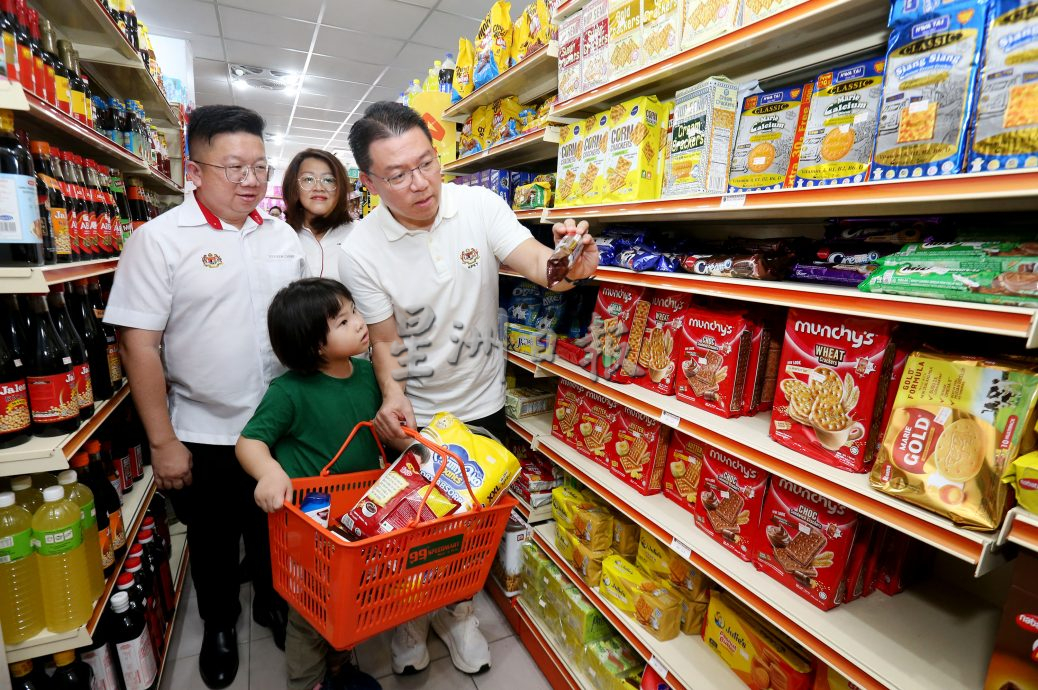 全国版/暖势力/今天下/倪可敏除了兑现捐SARA援助金 也携28孩童选购用品送暖