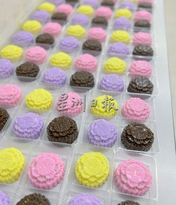 (古城封面主文)中秋月饼市场比拼口感与创新盼脱颖而出