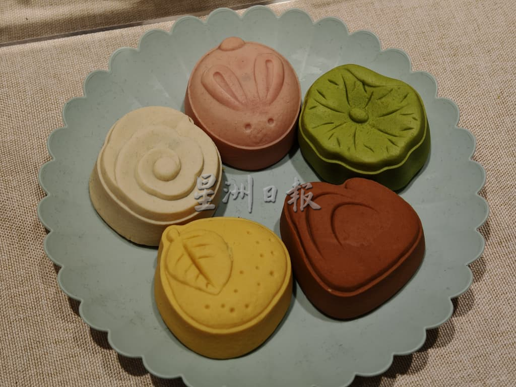 （古城封面副文）华人市场目前冷静预计靠近中秋才热，友族已开始购月饼，填补了农历七月的销量