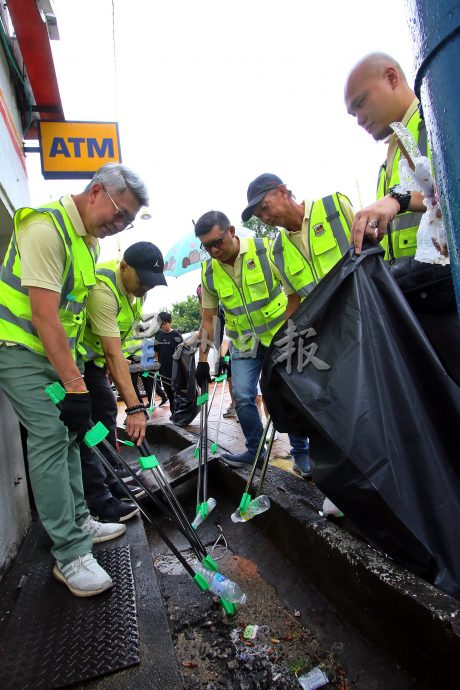 （大北马）槟州建筑暨材料商公会社区清洁活动 雨中大扫除