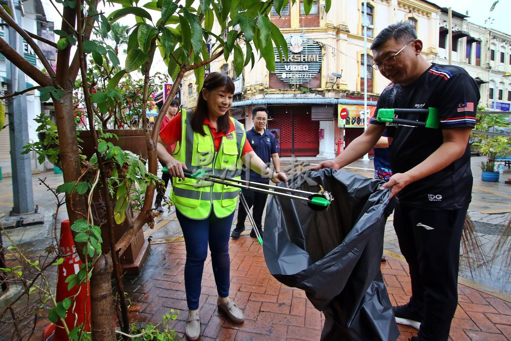 （大北马）槟州建筑暨材料商公会社区清洁活动 雨中大扫除