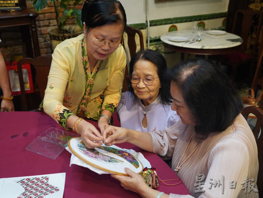 (古城第六版主文)陕西友联妇女儿童交流服务中心,来甲交流文化,体验峇峇娘惹刺绣串珠