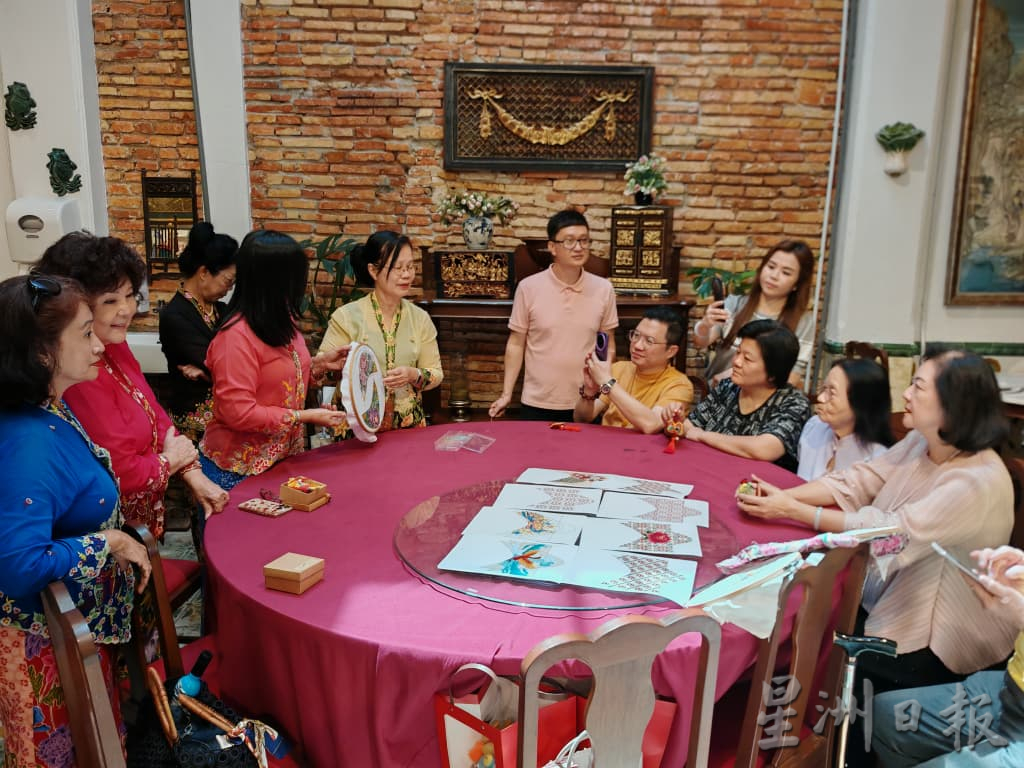 (古城第六版主文)陕西友联妇女儿童交流服务中心,来甲交流文化,体验峇峇娘惹刺绣串珠