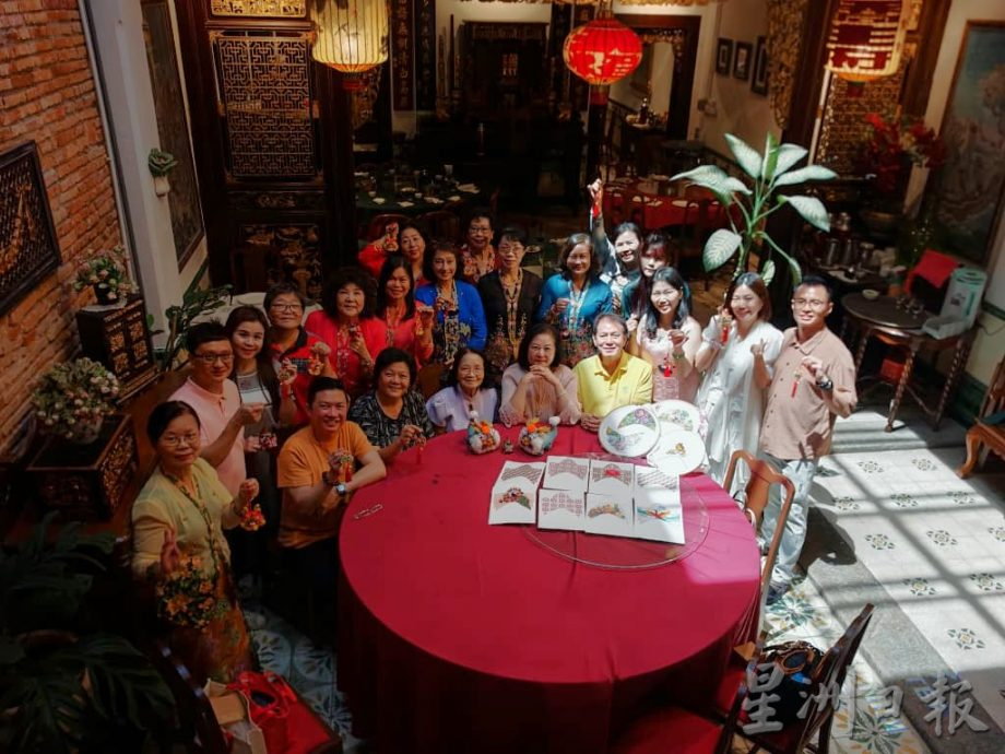 (古城第六版主文)陕西友联妇女儿童交流服务中心,来甲交流文化,体验峇峇娘惹刺绣串珠