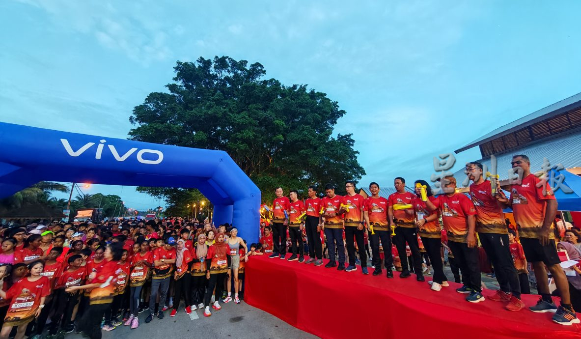 800各族居民以欢乐跑，纪念实兆远开垦日