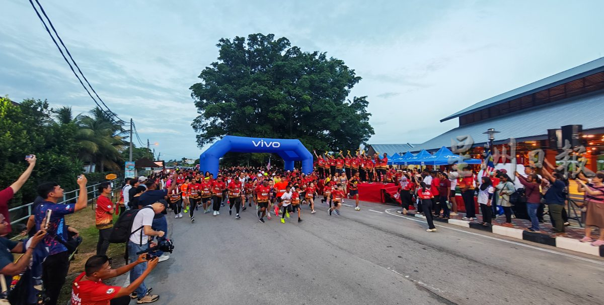 800各族居民以欢乐跑，纪念实兆远开垦日