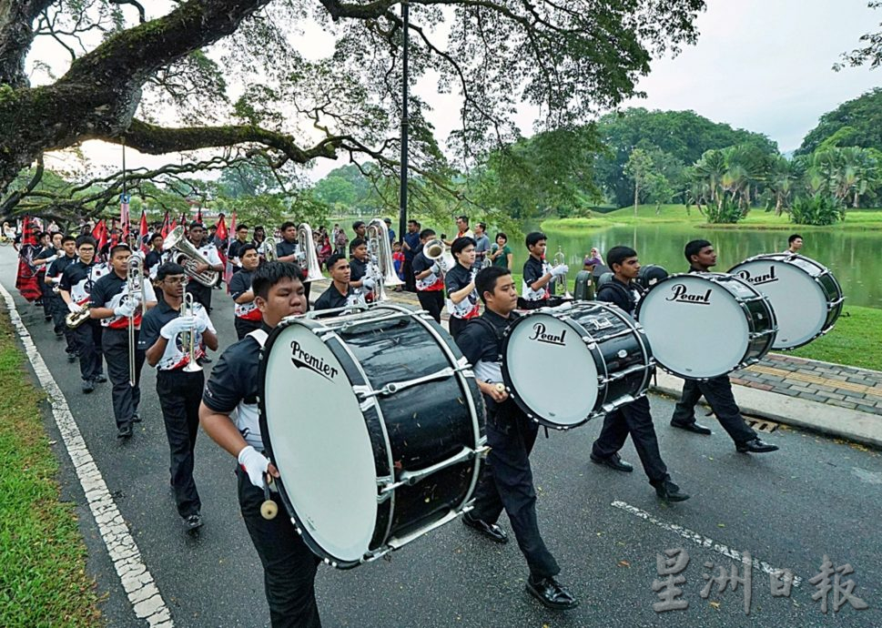 爱德华七世中学铜乐队 演奏爱国歌曲宣扬爱国