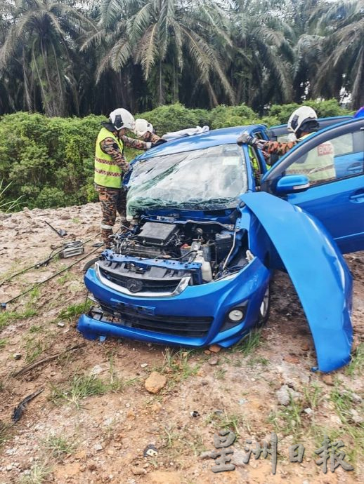 安顺曾吉容路车祸 5人受伤 1人受困