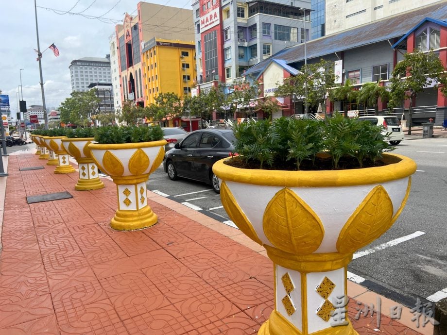 (古城封面主文)黄白相间花盆添生气·汉都亚路市容展迎宾风采