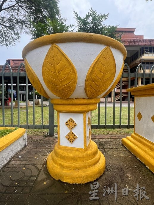 (古城封面主文)黄白相间花盆添生气·汉都亚路市容展迎宾风采