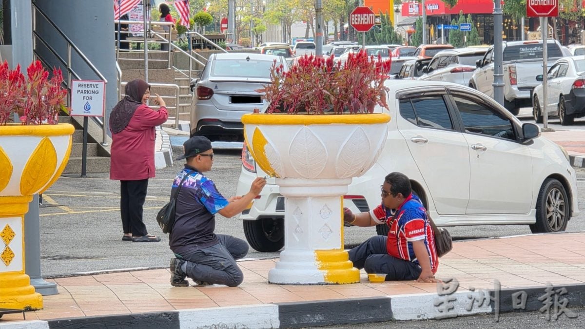 (古城封面主文)黄白相间花盆添生气·汉都亚路市容展迎宾风采