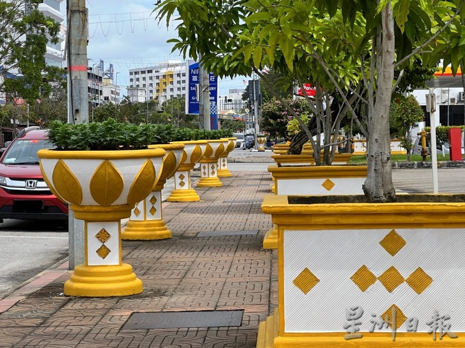 (古城封面主文)黄白相间花盆添生气·汉都亚路市容展迎宾风采