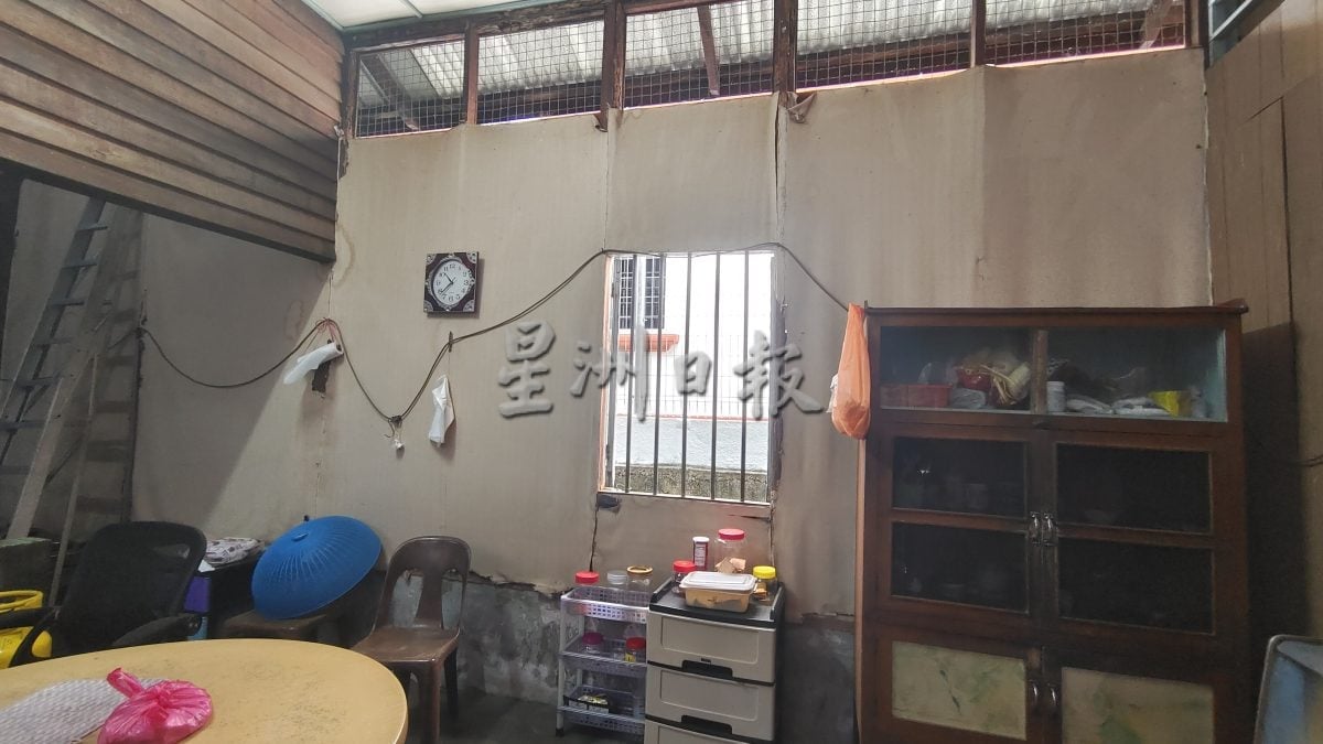 供星洲网：首相送上“意外惊喜” 三兄弟祖屋喜获8万拨款重建危屋