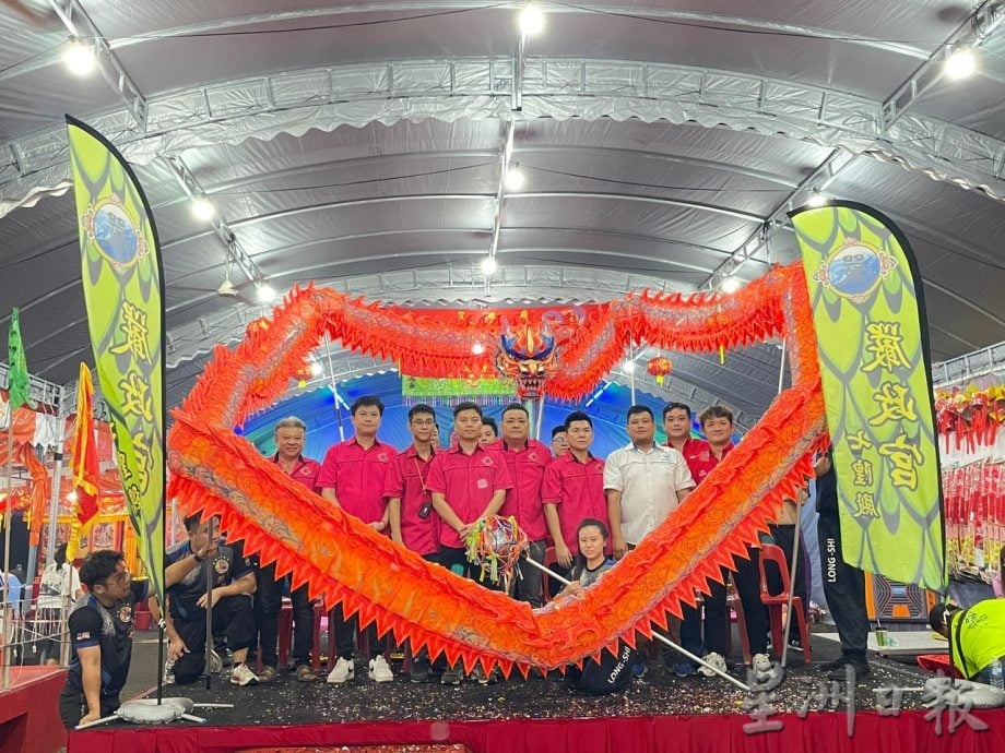 (已签发)柔:**版头**首届竞技龙交流观摩会   11龙队翻腾跳跃献艺杂技