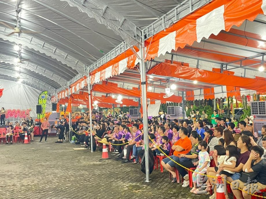 (已签发)柔:**版头**首届竞技龙交流观摩会   11龙队翻腾跳跃献艺杂技