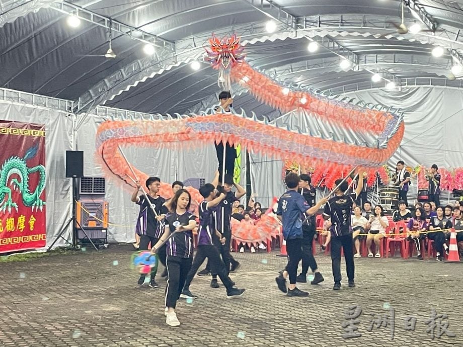 (已签发)柔:**版头**首届竞技龙交流观摩会   11龙队翻腾跳跃献艺杂技
