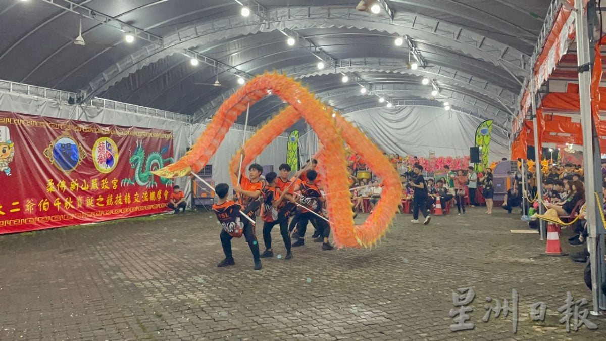 (已签发)柔:**版头**首届竞技龙交流观摩会   11龙队翻腾跳跃献艺杂技
