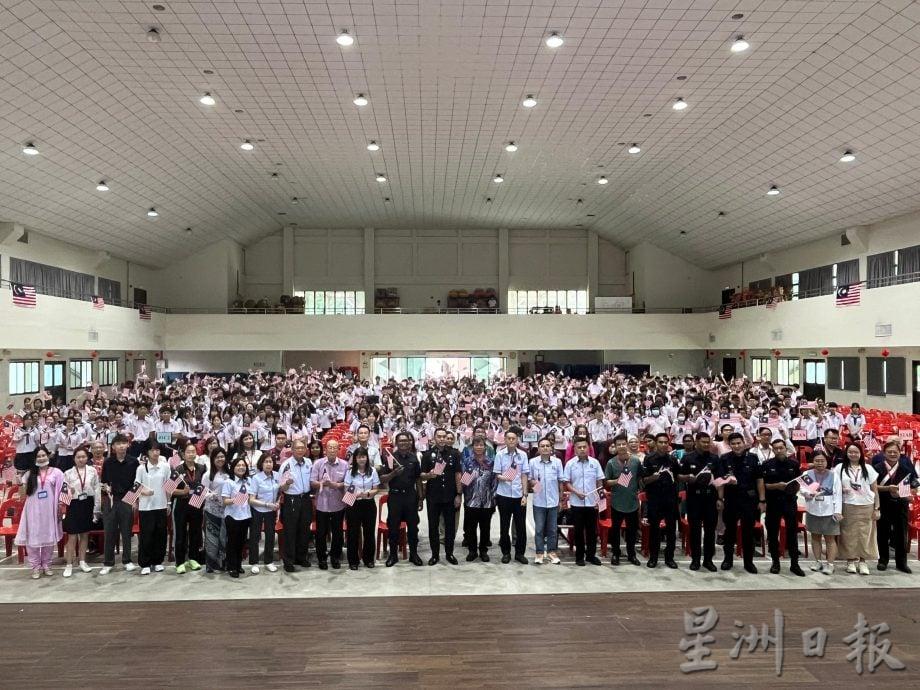 霹:请签网∕第五版头∕深斋中学庆国庆大马日 唱爱国歌士气高昂