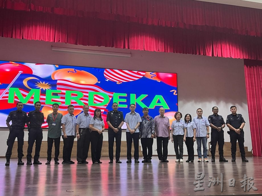 霹:请签网∕第五版头∕深斋中学庆国庆大马日 唱爱国歌士气高昂