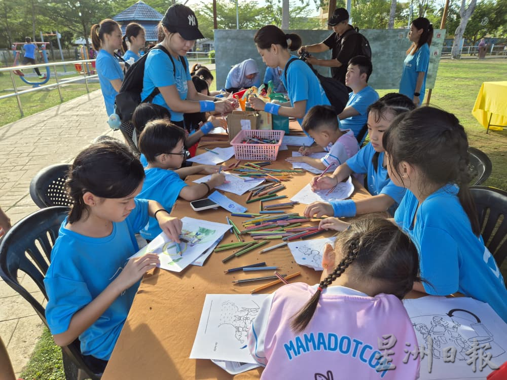 东：已签发：两年一度的“和平之跑”登嘉楼站在甘马挽热烈举行，吸引约350名参与者齐聚一堂，共同奔跑，传递和平与和谐的讯息。