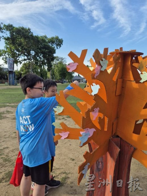 东：已签发：两年一度的“和平之跑”登嘉楼站在甘马挽热烈举行，吸引约350名参与者齐聚一堂，共同奔跑，传递和平与和谐的讯息。
