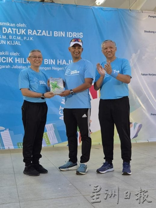 东：已签发：两年一度的“和平之跑”登嘉楼站在甘马挽热烈举行，吸引约350名参与者齐聚一堂，共同奔跑，传递和平与和谐的讯息。