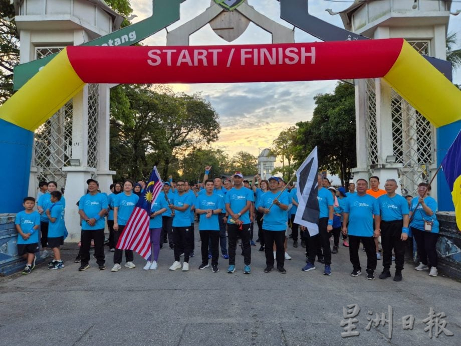 东：已签发：两年一度的“和平之跑”登嘉楼站在甘马挽热烈举行，吸引约350名参与者齐聚一堂，共同奔跑，传递和平与和谐的讯息。