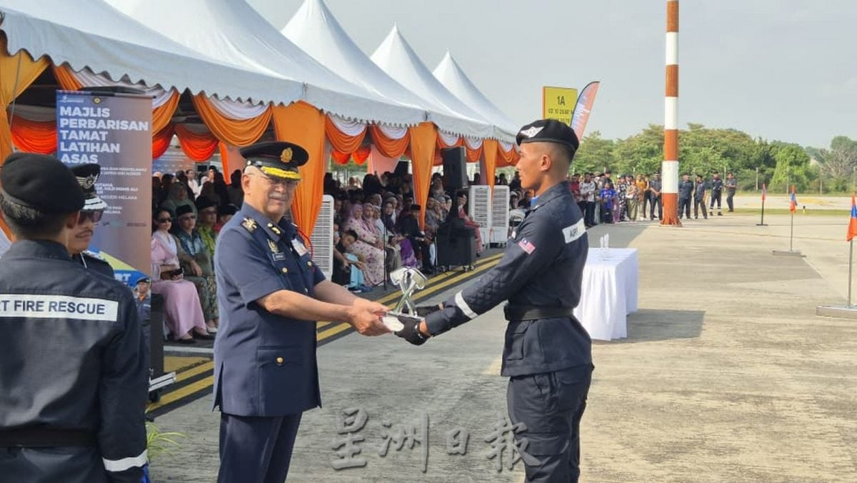 （古城版）机场消防处结业与授衔典礼，159名新成员正式结业