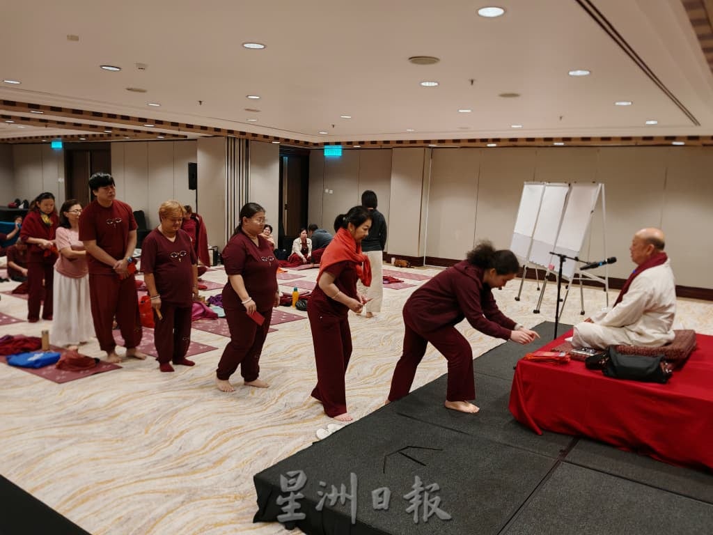 (古城/花城版)古儒蓝日川将课程收益及现场筹款,共捐助11万5502令吉予波德申中华中学