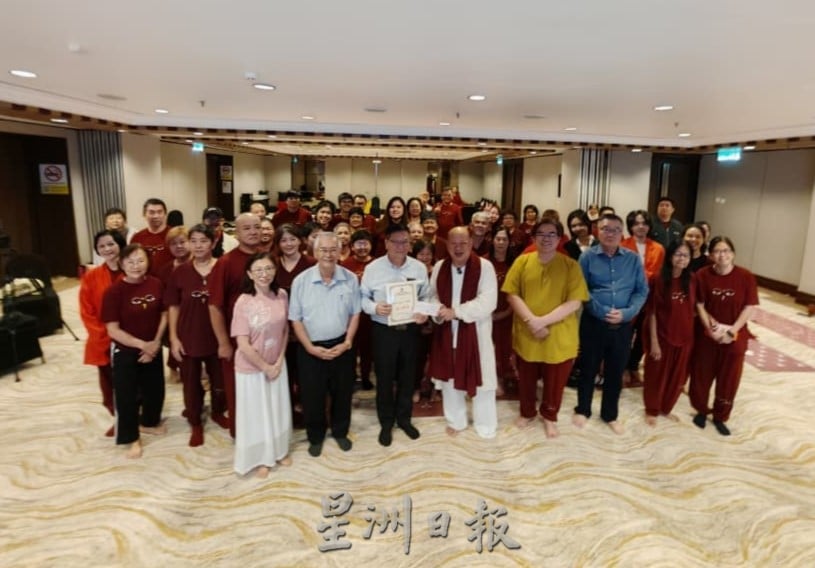 (古城/花城版)古儒蓝日川将课程收益及现场筹款,共捐助11万5502令吉予波德申中华中学