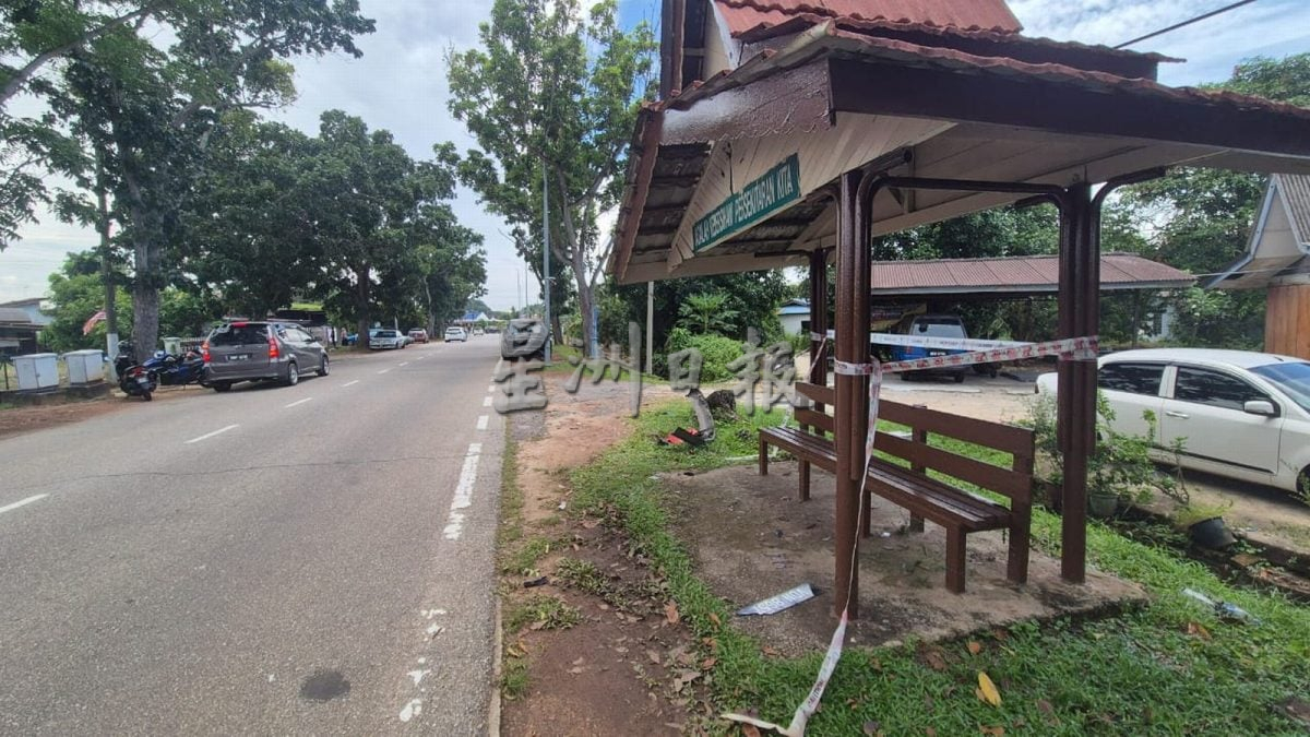 （古城第四版主文）路旁候车亭柱子被撞断 屋顶摇摇欲坠好危险