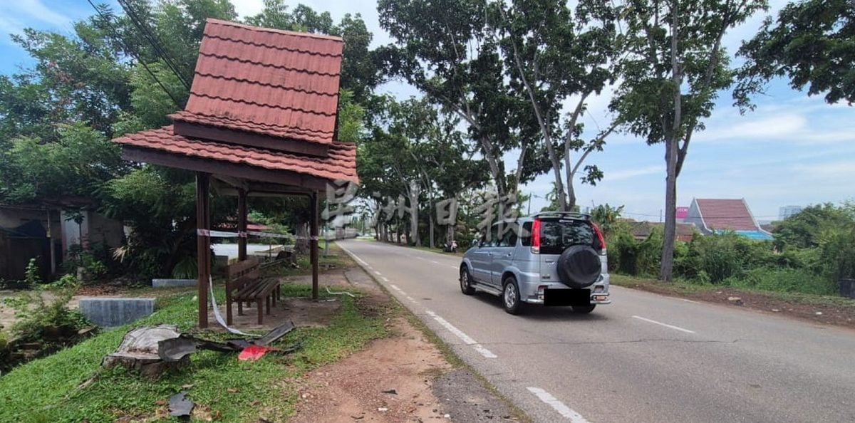 （古城第四版主文）路旁候车亭柱子被撞断 屋顶摇摇欲坠好危险