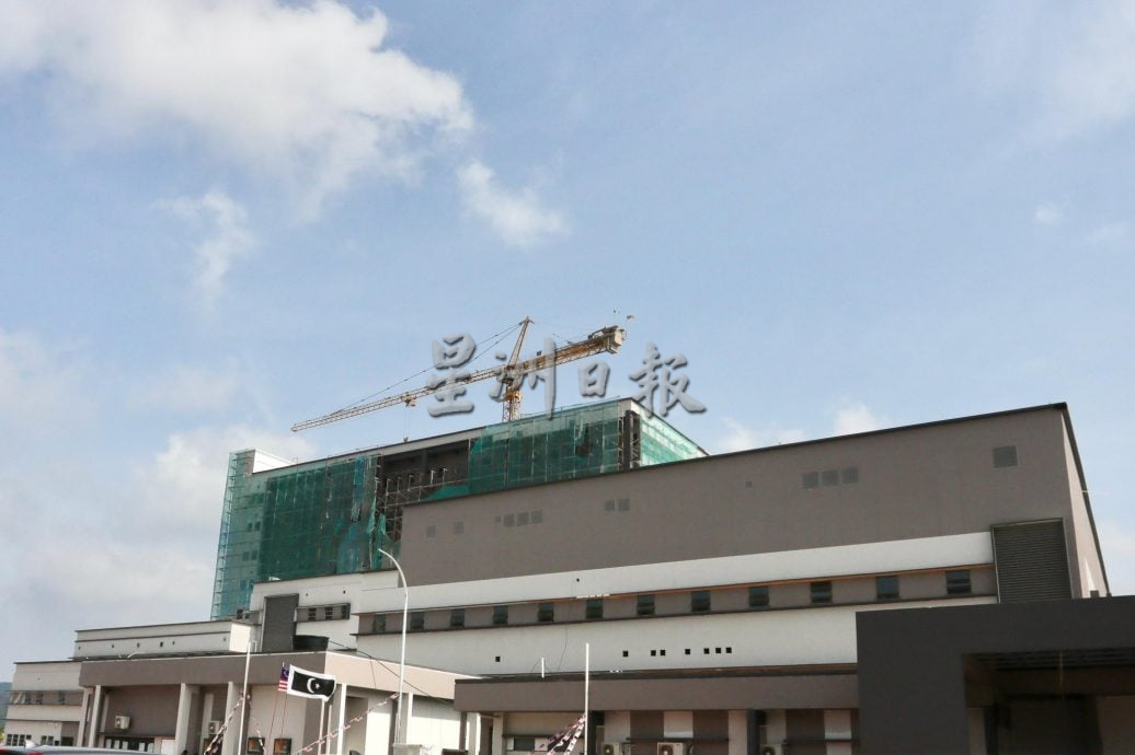 东：已签发：位于基惹的甘马挽新医院兴建工程目前已经完成了84%，预计还需要一年的时间才完全竣工。