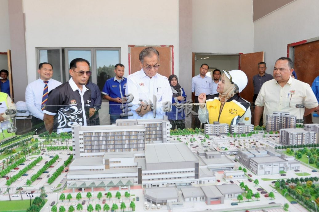 东：已签发：位于基惹的甘马挽新医院兴建工程目前已经完成了84%，预计还需要一年的时间才完全竣工。