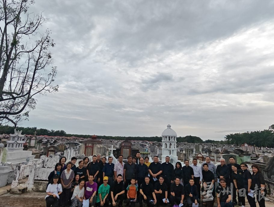 牧者、乡团领袖及民众向开垦牧师献花庆“双九节”