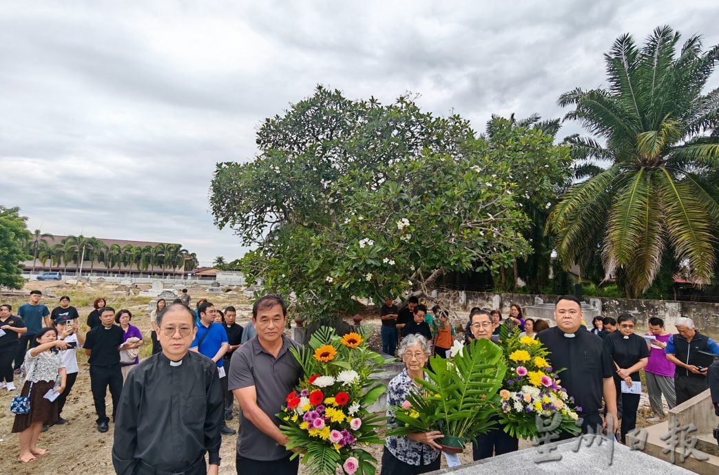 牧者、乡团领袖及民众向开垦牧师献花庆“双九节”
