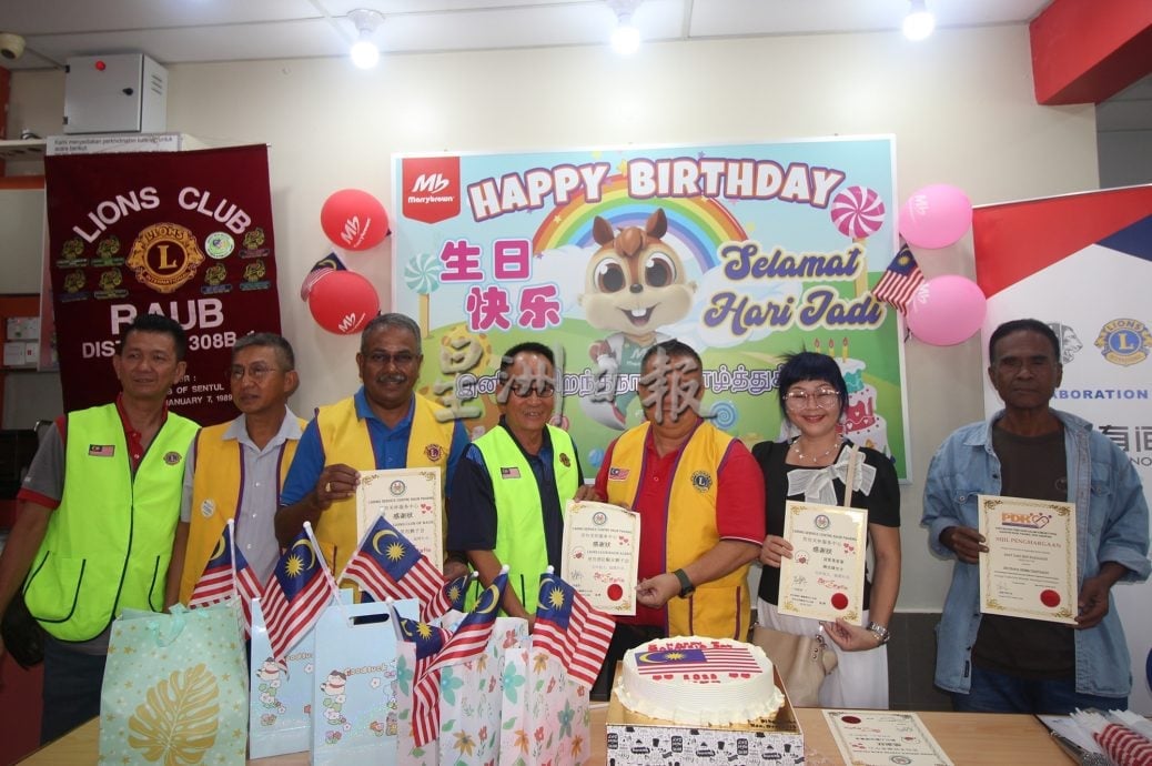 东:(已签发)2狮子会为30特殊童庆生,挥舞国旗唱国歌非常热闹