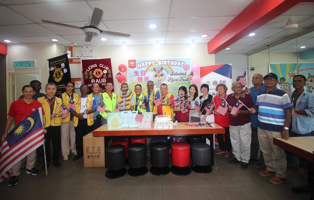 东:(已签发)2狮子会为30特殊童庆生,挥舞国旗唱国歌非常热闹