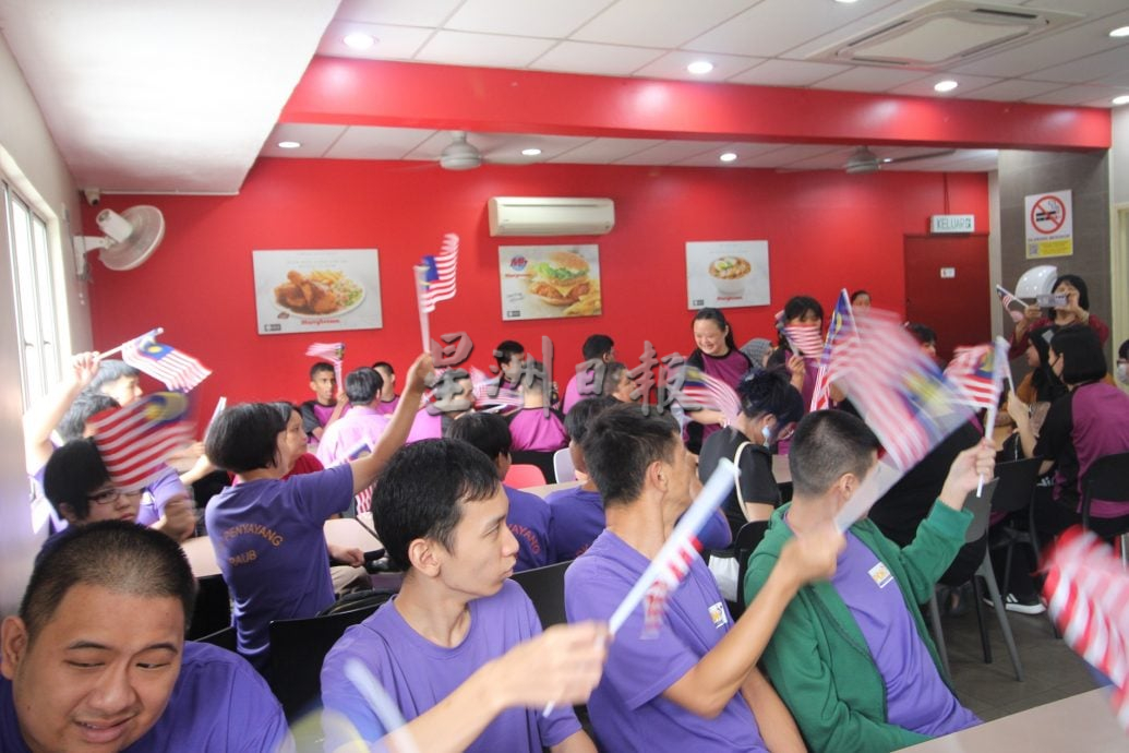 东:(已签发)2狮子会为30特殊童庆生,挥舞国旗唱国歌非常热闹