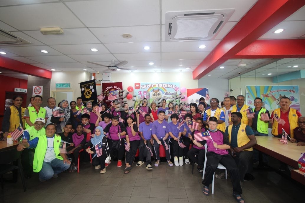 东:(已签发)2狮子会为30特殊童庆生,挥舞国旗唱国歌非常热闹