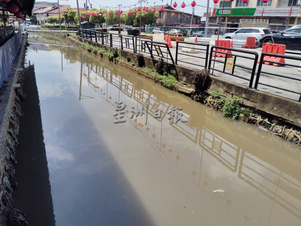 已签发 柔:版头之一:民生特工 | 文打烟小贩中心停车区下陷 修复工程料下周展开