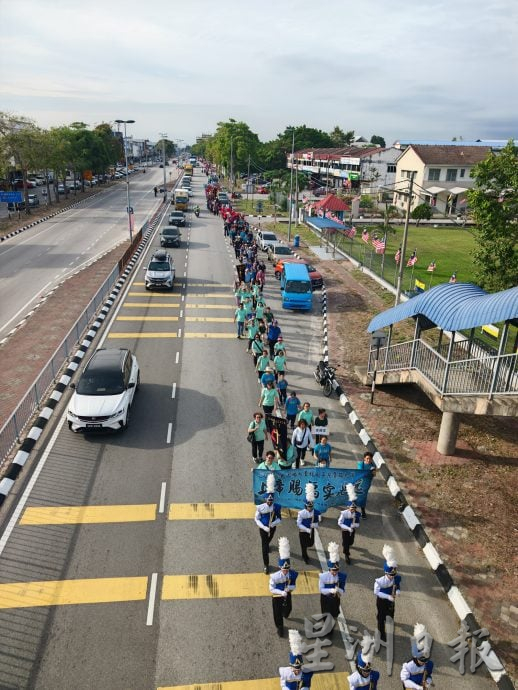 曼绒39团体逾800人 游行3公里庆“双九节”