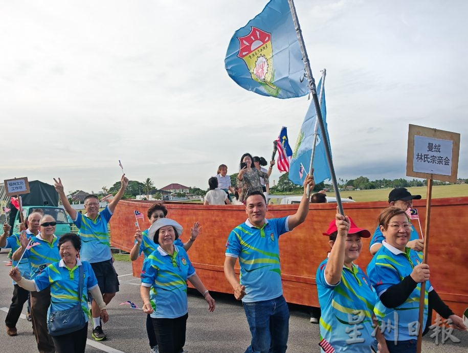 曼绒39团体逾800人 游行3公里庆“双九节”