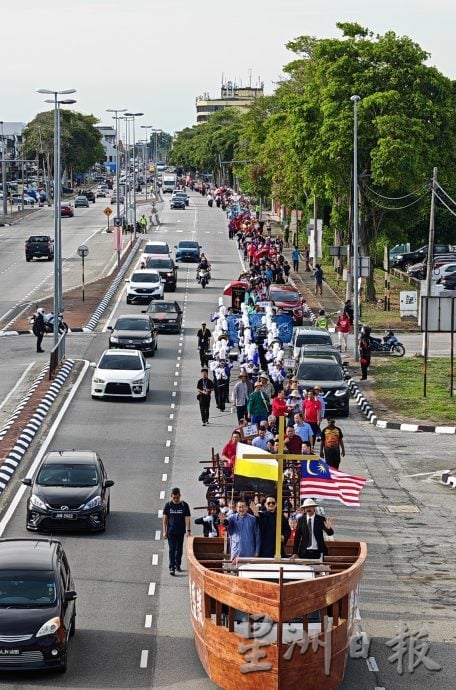 曼绒39团体逾800人 游行3公里庆“双九节”