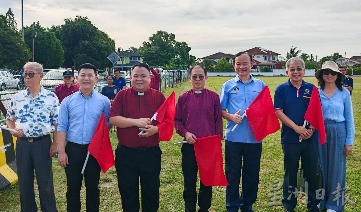 曼绒39团体逾800人 游行3公里庆“双九节”