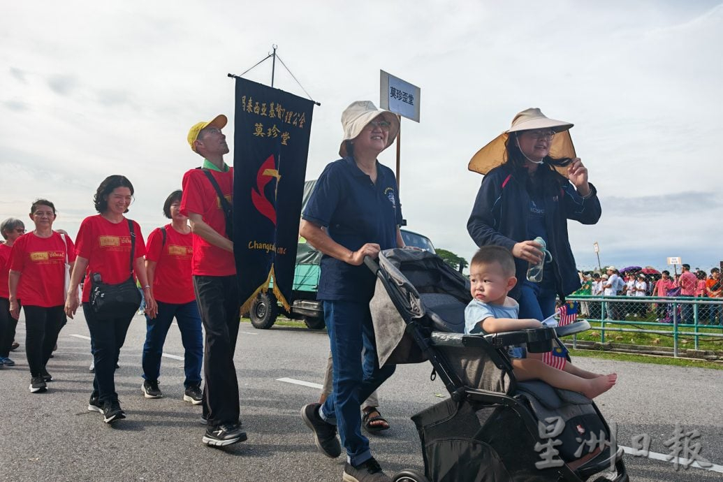 曼绒39团体逾800人 游行3公里庆“双九节”