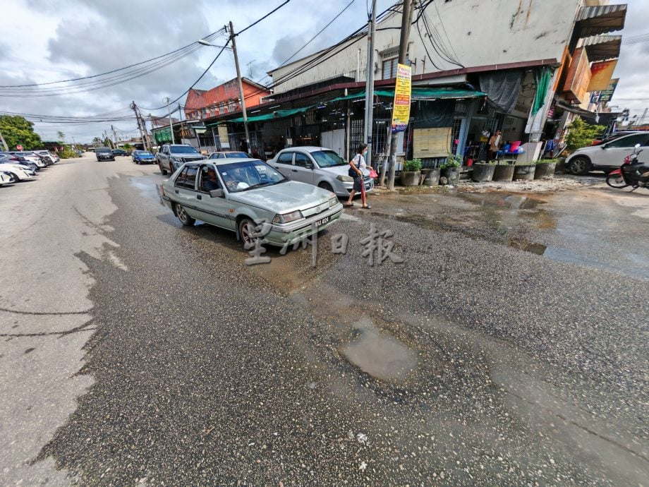 已签发 柔:民生特工队:路面出现溢水坑洞,清水流失逾1个月