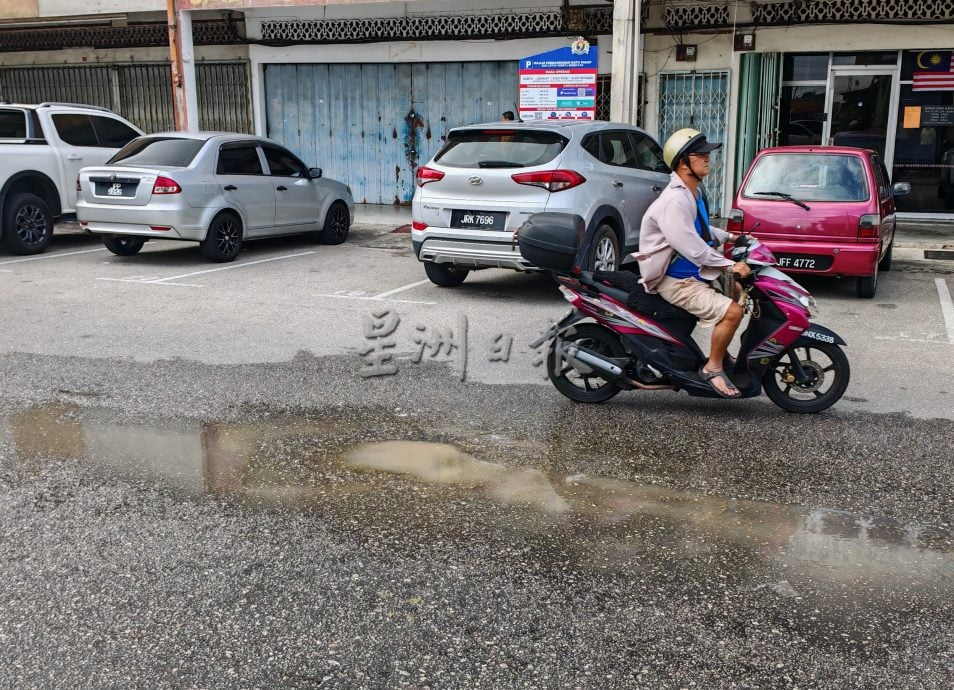 已签发 柔:民生特工队:路面出现溢水坑洞,清水流失逾1个月