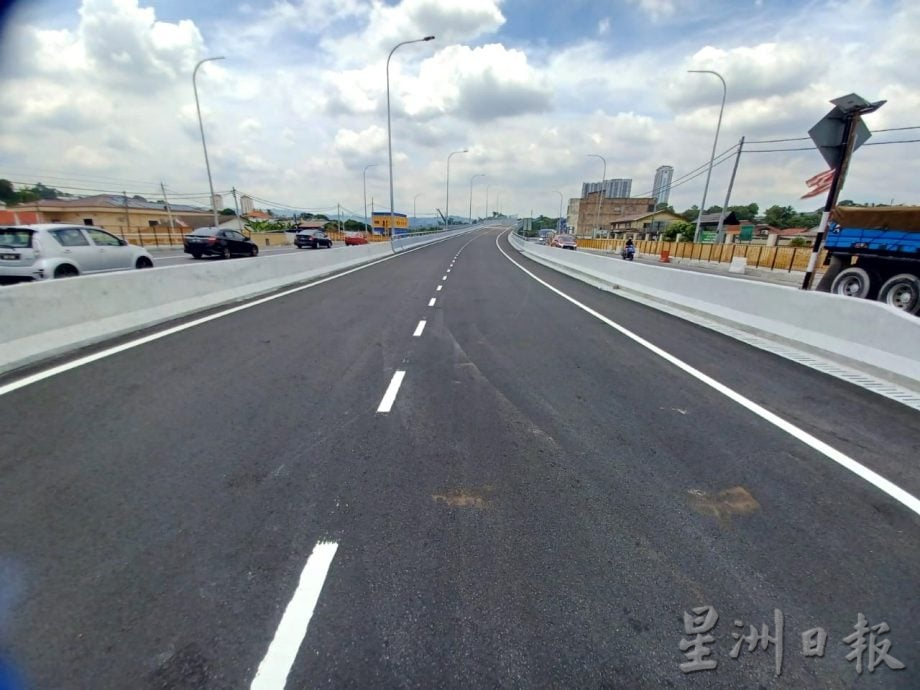 大都会/封面/乌冷路衔接至蕉赖9哩的道路提升和天桥工程已近完工,预计年杪通车