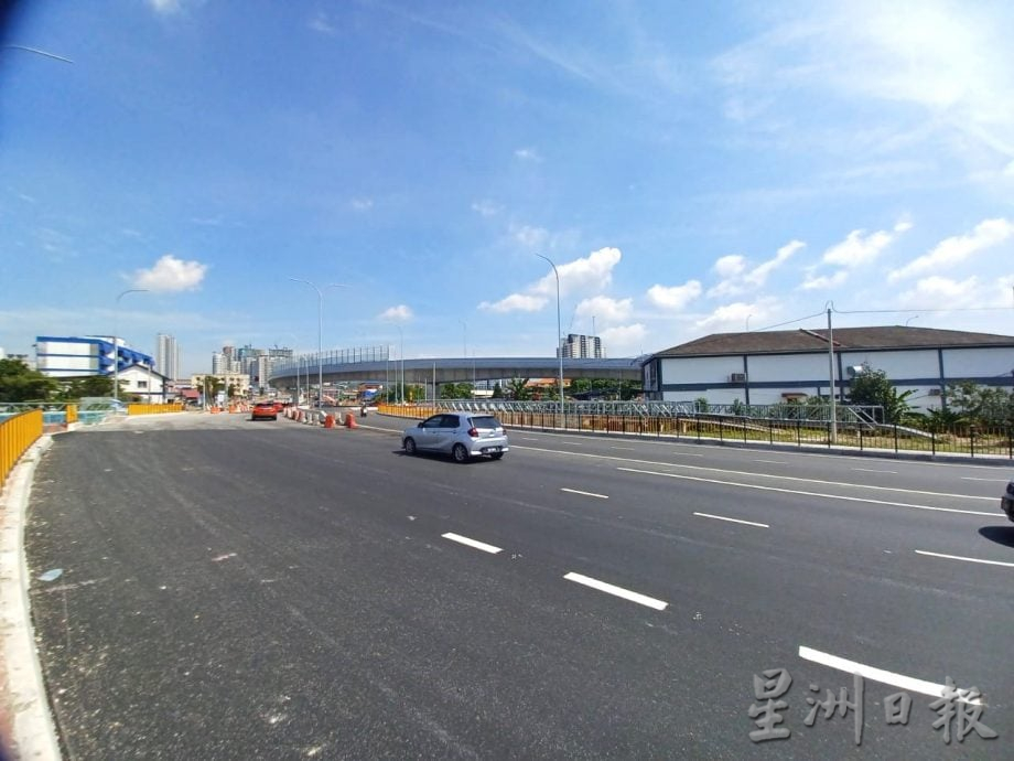 大都会/封面/乌冷路衔接至蕉赖9哩的道路提升和天桥工程已近完工,预计年杪通车